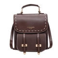 Sac à dos vintage en cuir marron avec coutures contrastées et détails dorés sur fond blanc - café