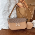 Détail du sac bandoulière avec rabat pied-de-poule et mini porte-monnaie rond - Khaki