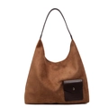 Vue détaillée du cabas en daim marron avec poche en cuir et boucle métallique argentée - Marron