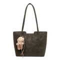 Minimalistische Shopper-Tasche in Dunkelgrün mit süßem Plüschbär-Anhänger aus Leder - Grün