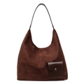 Grand sac hobo marron foncé en daim avec poche plaquée en cuir sur fond blanc épuré - café