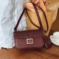 Détail du sac bandoulière bordeaux avec rabat tressé et petit porte-monnaie rond - Rouge