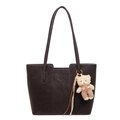 Dunkelbraune Leder-Shopper-Tasche mit langen Trägern und einem süßen Bären-Anhänger - Kaffeebraun