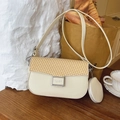 Détail du sac bandoulière bicolore avec patchwork en paille et fermoir en métal argenté - Beige
