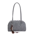 Graublaue Wildleder-Schultertasche mit dekorativem Anhänger aus Holzperlen und Horn - Mit Anhänger / Grau