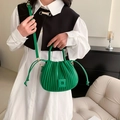 Borsa a tracolla verde vibrante con pieghe, fibbia quadrata e dettagli a coulisse donna - Verde