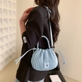 Borsa a secchiello plissettata azzurra da donna con manico e tracolla alla moda - Blu