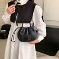 Borsa a mano nera con design a pieghe e tracolla sottile in stile minimalista - Nero