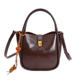 Bolso saco retro marrón oscuro de ante sintético con borla de madera y hebilla dorada - PU Café