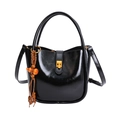 Bolso bucket de charol sintético negro con herrajes dorados y colgante vintage - Negro PU