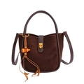 Bolso cubo retro de ante marrón oscuro con asa superior, bandolera y colgante vintage - Gamuza Café