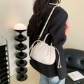 Sac à main chic blanc cassé en forme de coquille avec des détails plissés sur modèle - Blanc Cassé