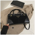 Bolso bandolera negro retro con texturas de ante mate y detalle de triángulo de metal oro - Negro