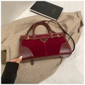 Bolso burdeos oscuro con acabado mate vintage y placa metálica icónica en el frontal - Rojo