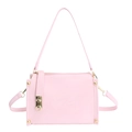 Sac bandoulière minimaliste rose clair avec clous dorés et fermoir rotatif en métal - Rose