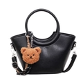 Elegante borsa nera a mezza luna in ecopelle con ciondolo a forma di orsetto marrone - Nero
