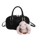 Schwarze Bowlingtasche aus Wildleder mit Goldbeschlag und grauem Hasenanhänger - Mit Anhänger / Schwarz
