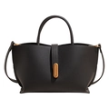 Bolso cubo negro de cuero litchi con hebilla dorada y correa de bandolera - Negro