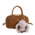 Braune Retro-Bowling-Tasche aus Wildleder mit Doppelgriff und süßem Plüschhasen-Anhänger - Mit Anhänger / Braun