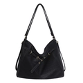 Minimalistische schwarze gewebte Hobo-Tasche aus Leder mit goldener Schnalle und Gurt - Schwarz