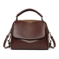 Donkerbruine retro leren handtas met witte contraststiksels en gouden hardware - Bruin