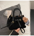 Bolso cubo negro de ante sintético con colgante de osito y hebilla dorada - Negro Con Colgante De Conejo