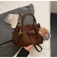 Bolso saco retro de ante marrón con un colgante de oso y correa ajustable - Café con Colgante