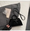 Bolso cubo retro de ante negro con herrajes dorados y correa sobre fondo de chaqueta - Negro sin Colgante