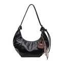 Bolso hobo negro minimalista con textura plisada y accesorios de encanto elegantes - Con Colgante / Negro