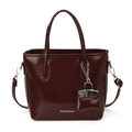 Bolso tipo cubo de charol rojo oscuro con asas, bandolera y colgante de mini bolso - Burdeos