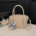 Borsa tote beige in pelle grana litchi con zip argentata e ciondolo a cuore - Color Formaggio