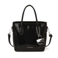 Bolso tote de charol negro brillante con mini colgante y correa de hombro ajustable - Negro