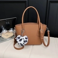 Borsa a spalla retrò marrone in pelle litchi con ciondolo a cuore in peluche leopardato - Moka