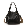 Secchiello nero lucido con tracolla in tessuto stile boho e doppi manici - Nero