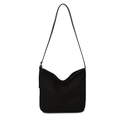 Bolso hobo clásico negro en textura esmerilada con correa de cuero ajustable - Negro