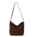 Bolso hobo minimalista marrón oscuro con acabado mate y correa ajustable - café