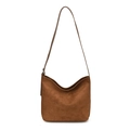 Bolso tote de cuero mate marrón con correa larga al hombro y hebilla plateada - Marrón