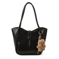 Bolso tote de cuero negro brillante con asas al hombro y amuleto de perro de peluche café - Con Colgante / Negro
