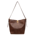 Bolso tipo cubo retro marrón oscuro con cierre metálico dorado y textura de cuero - Marrón