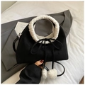 Detalle de bolso trapezoidal de lana negra con ribete de piel sintética y un lazo - Negro