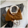 Detalle de bolso de ante marrón con asa de piel sintética blanca y pompones suaves - Marrón