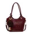 Borsa a secchiello retrò rosso scuro in ecopelle lucida con ciondolo di peluche e tracolla - Con Ciondolo / Borgogna