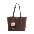 Bolso tote minimalista de cuero marrón con costuras blancas y un dije de perro de peluche - Con Colgante / Marrón
