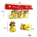 Set di 4 campane di Natale dorate con fiocchi rossi e aghi di pino su sfondo bianco - Oro