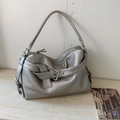 Sac fourre-tout argenté en cuir grainé avec boucle décorative et bandoulière chic - Taille unique / Argenté