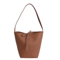 Bolso tipo cubo de cuero marrón con detalle de lazo y textura Maillard - Marrón