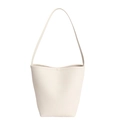Bolso cubo minimalista blanco crema en cuero con textura de lichi y correa ancha - Blanco