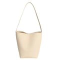 Bolso cubo minimalista de cuero blanco crema con textura granulada y correa delgada - Amarillo Oca