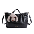 Détail du sac cabas en cuir noir avec logo doré et charmant lapin en peluche - Avec Pendentif / Noir