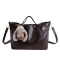 Détail du sac cabas marron vintage avec charme lapin en peluche et logo doré - Avec Pendentif / Marron
